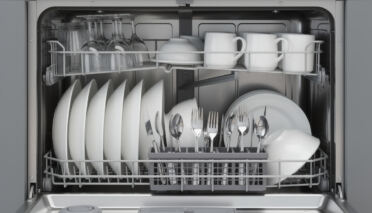 découvrez nos astuces pour bien organiser le rangement de votre vaisselle dans le lave-vaisselle et optimiser l'espace pour un nettoyage efficace.